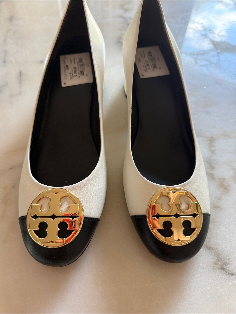 Tory Burch Chelsea White and Black Two-Tone Block Heel Pumps with Gold Logo - Picture 2 of 5